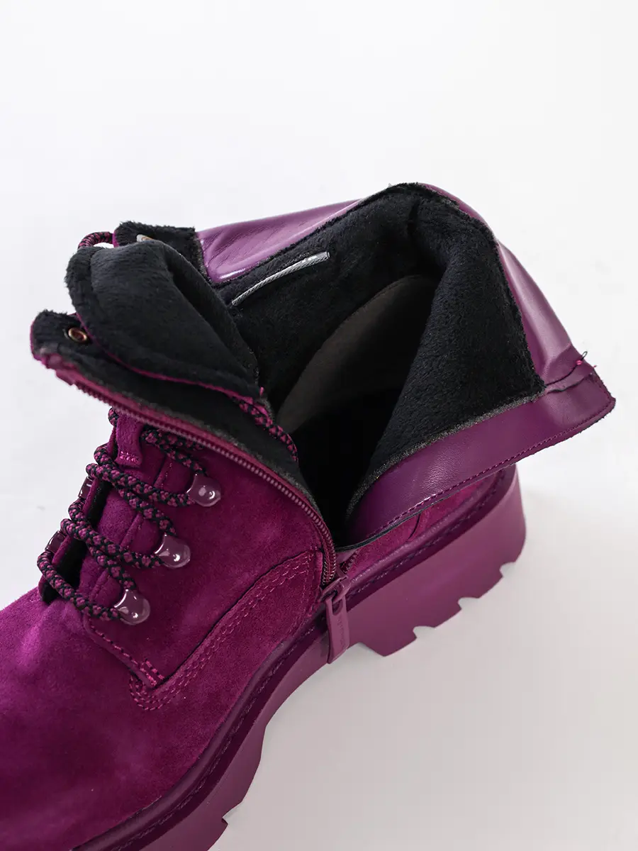 Ботинки фиолетового цвета с рельефным протектором